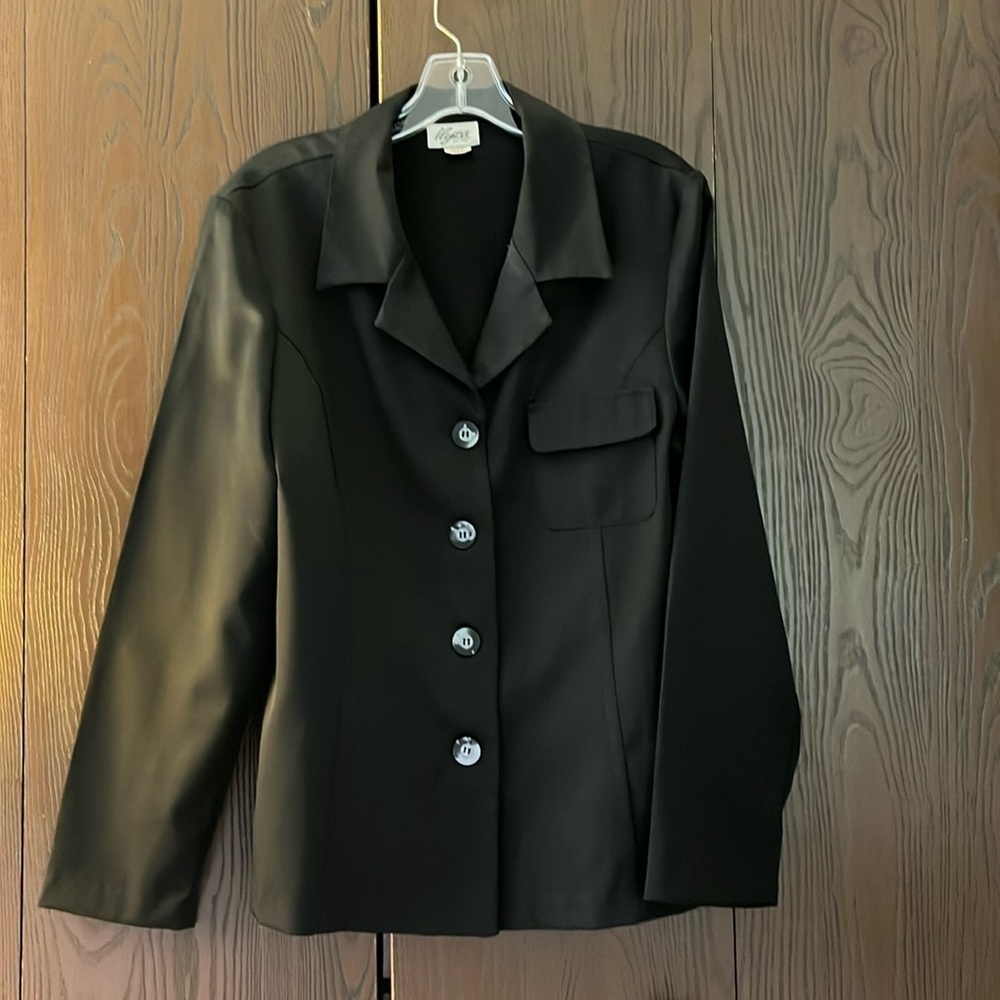 Ilyza long sleeved black jacket. Lightweight. Size Large.